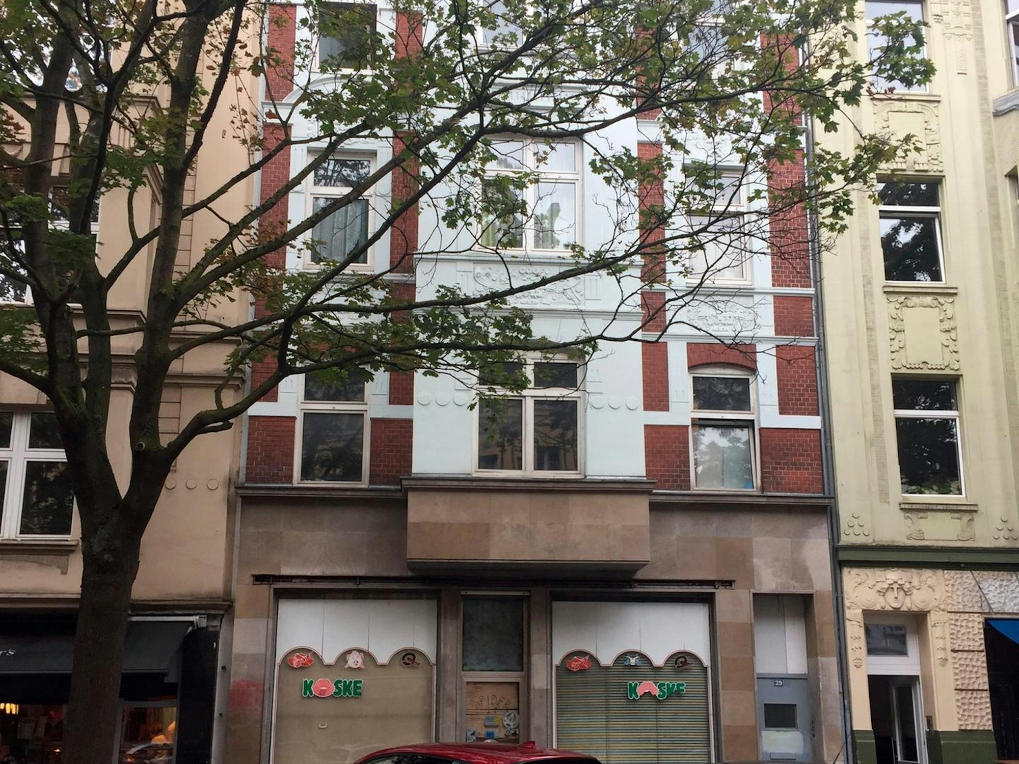 Das Geisterhaus auf der Neusser Straße im Kölner Agnesviertel. Offenbar wurde es jetzt verkauft.