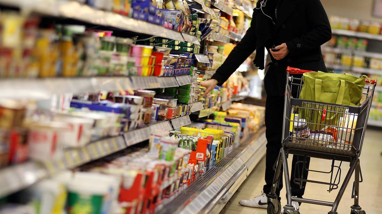 Auf diesem Symbolbild von 2012 steht ein Kunde vor einem Supermarktregal.