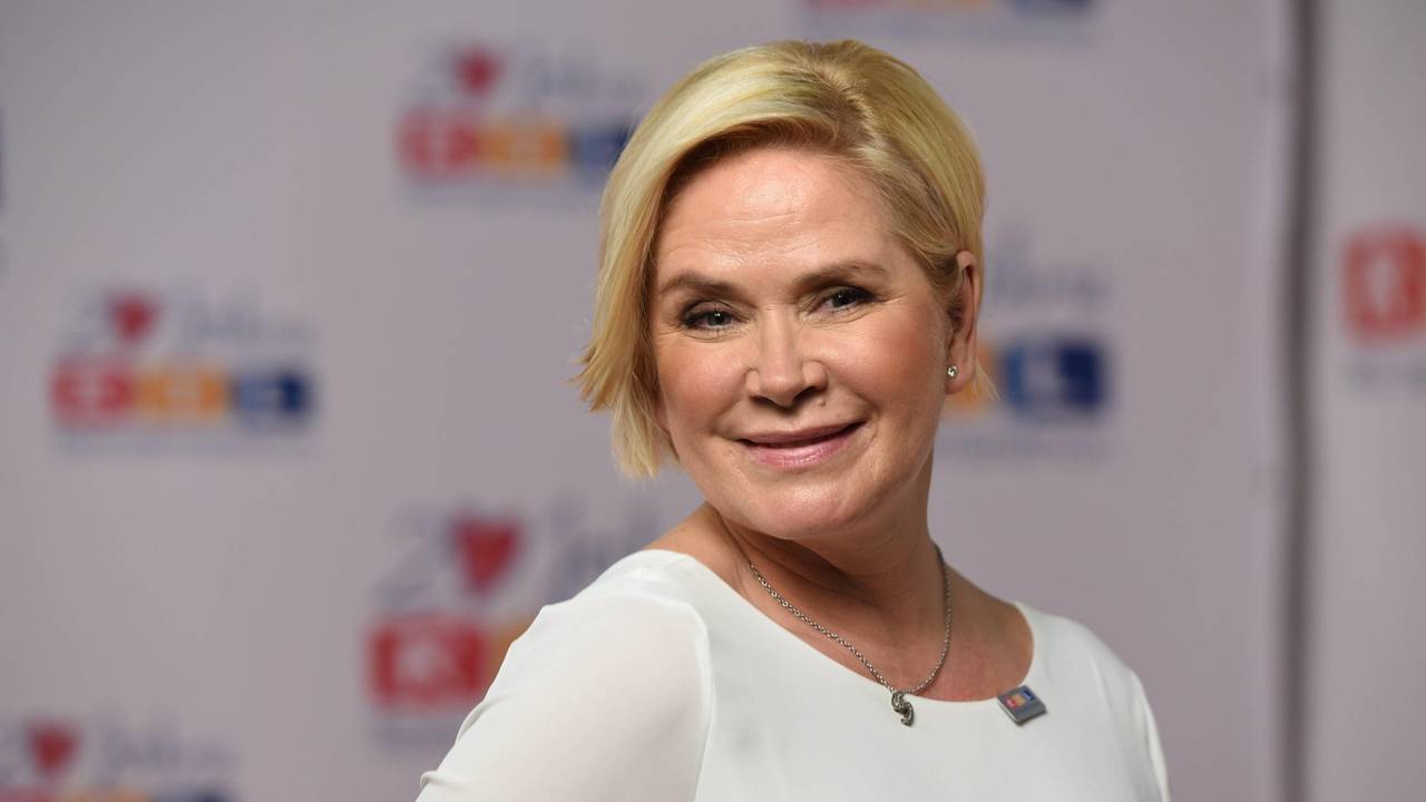 Claudia Effenberg lächelt in die Kamera