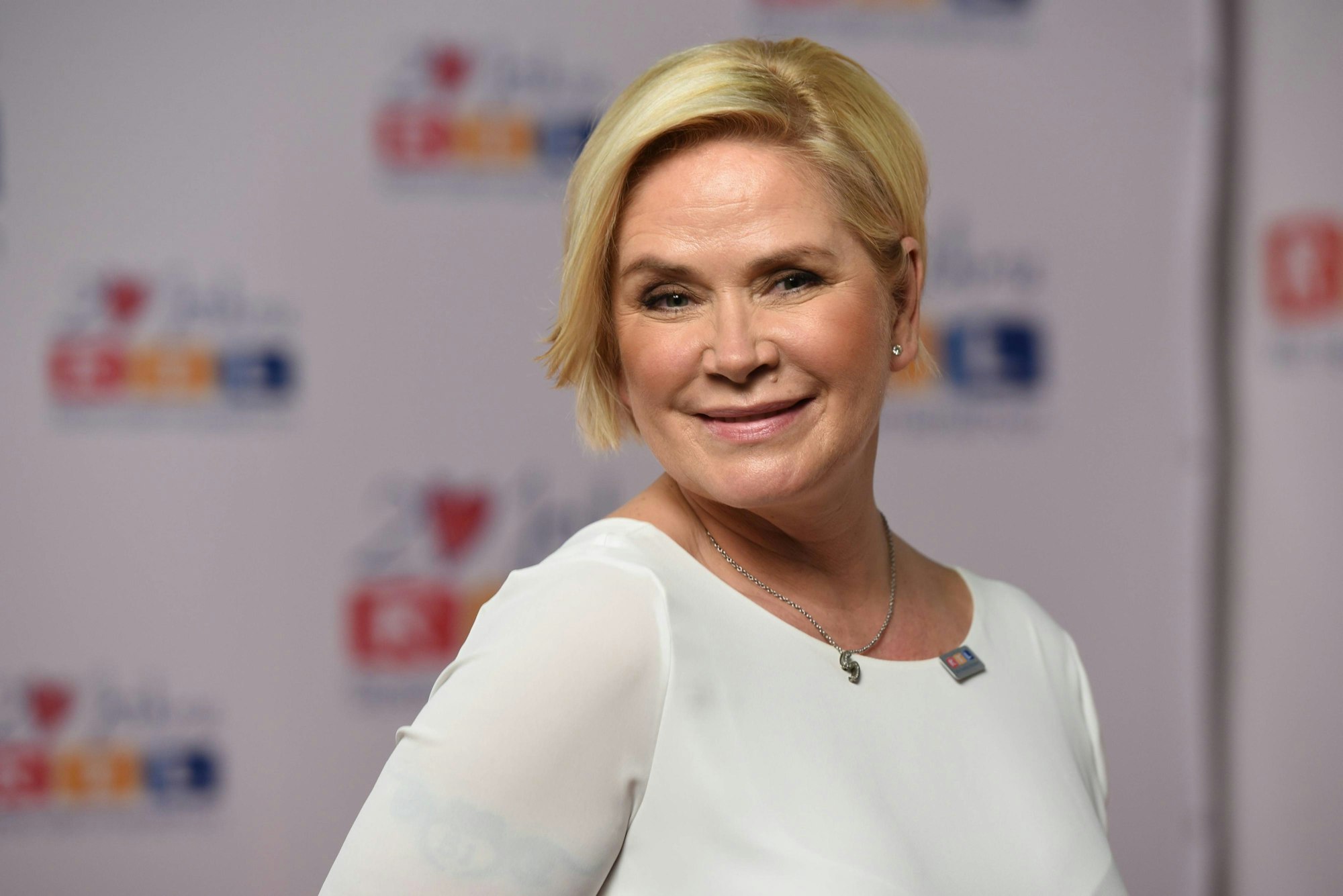 Claudia Effenberg lächelt in die Kamera