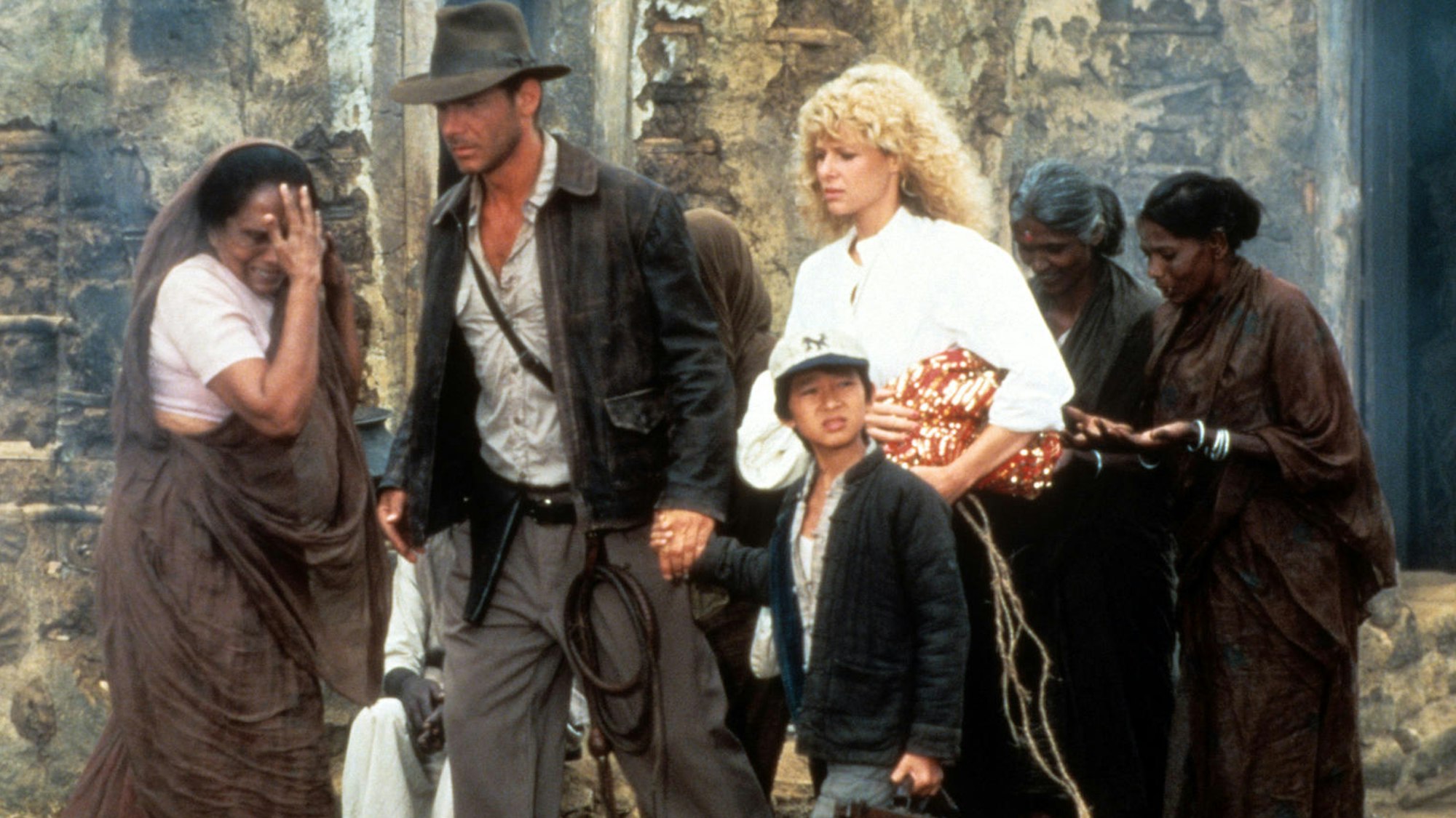 Ke Huy Quan, auch bekannt als Jonathan Ke Quan, mit seinen Filmkollegen Harrison Ford und Kate Capshaw im Film „Indiana Jones und der Tempel des Todes“.