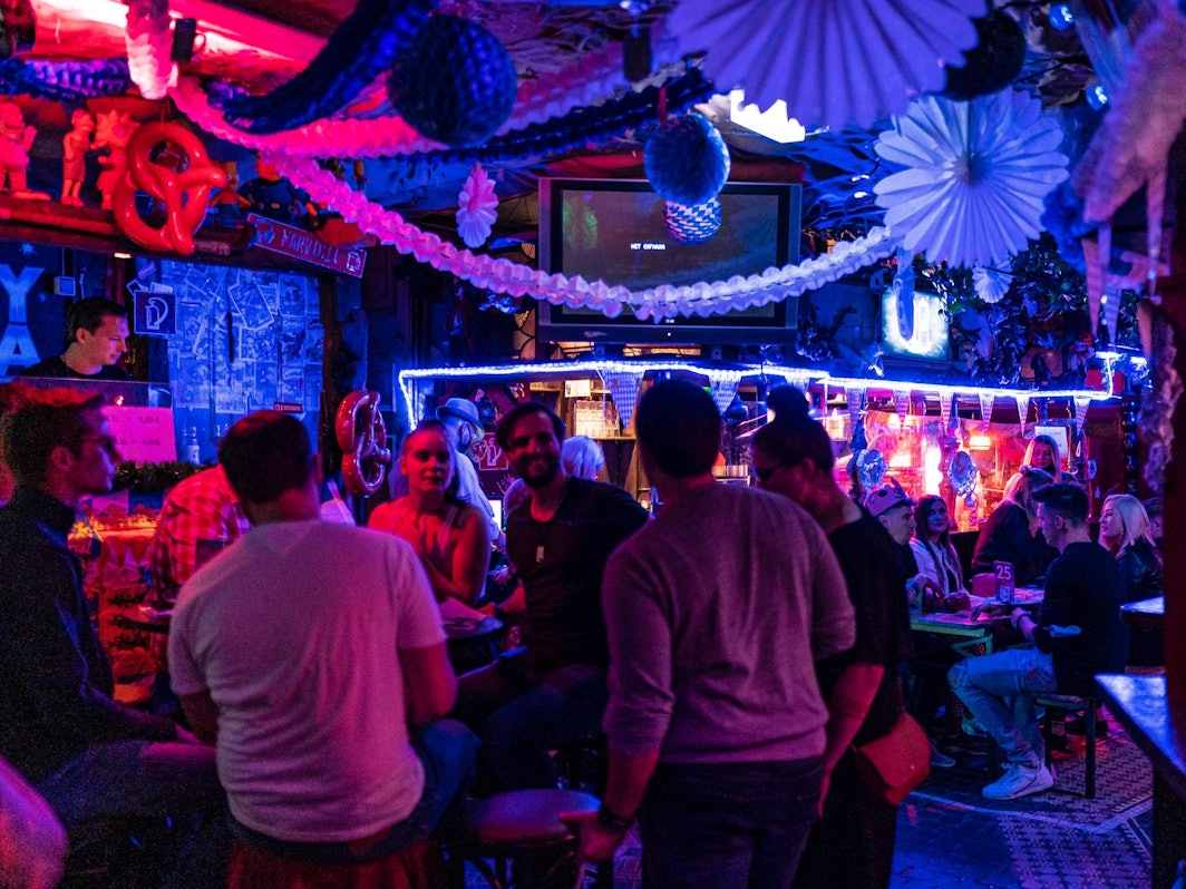 Partygäste sitzen im Kölner Club Klapsmühle