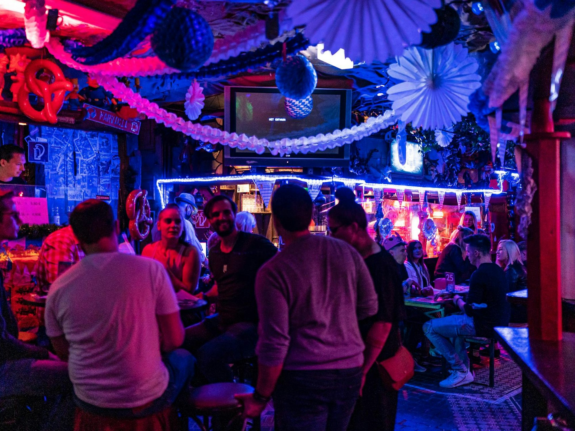 Partygäste sitzen im Kölner Club Klapsmühle