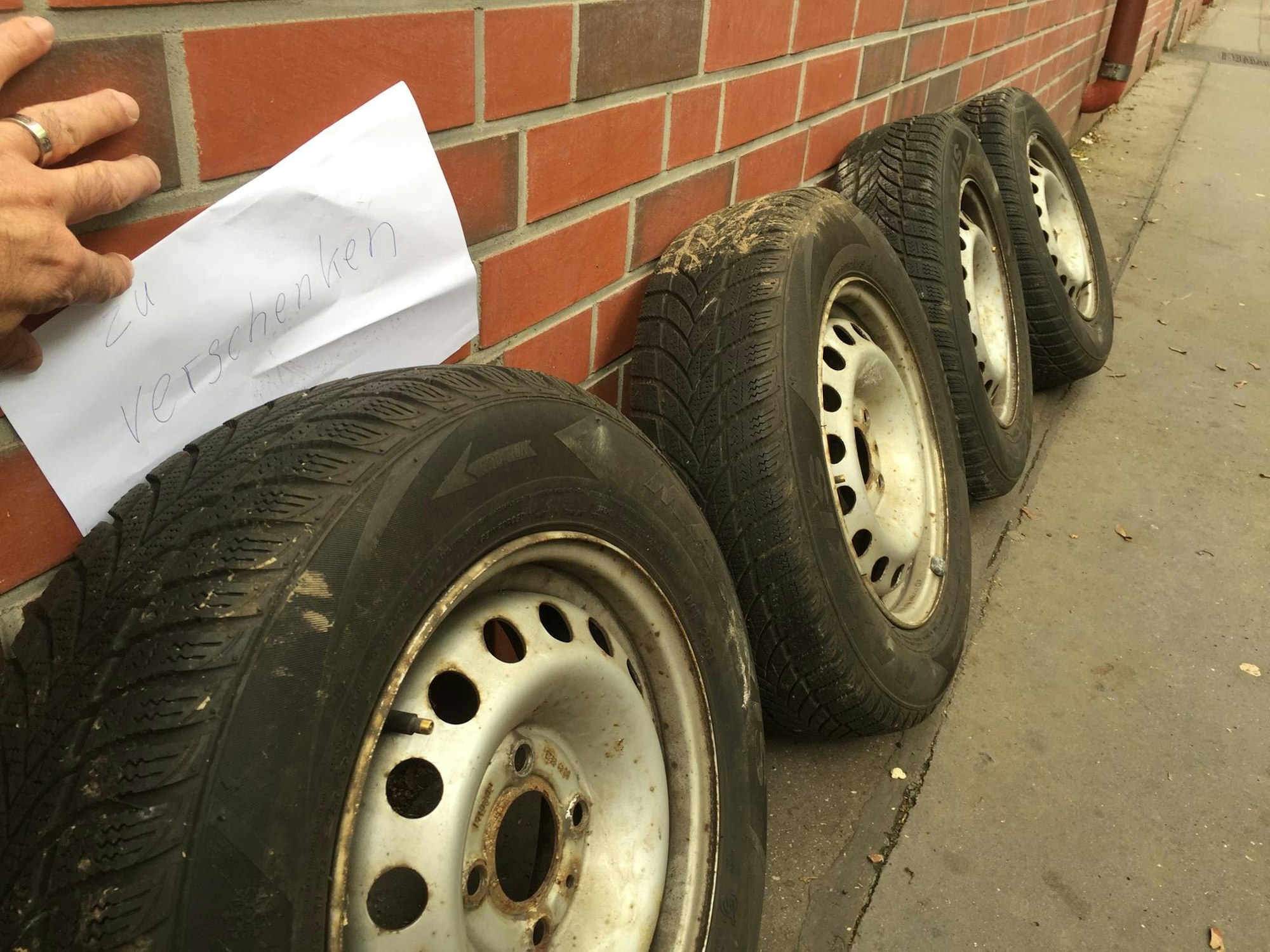 Autoreifen liegen am Straßenrand.