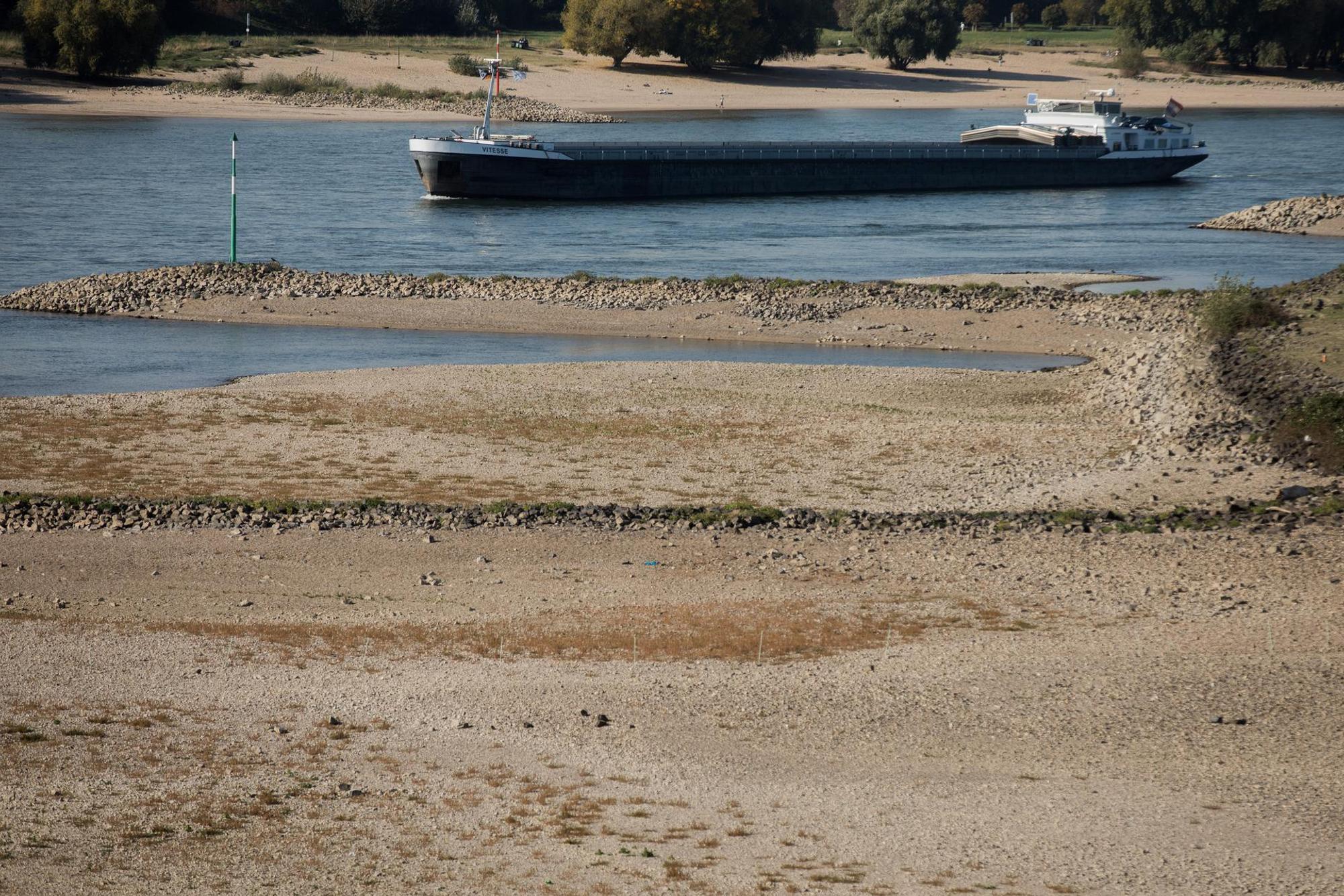 Schiff_Niedrigwasser_Rhein