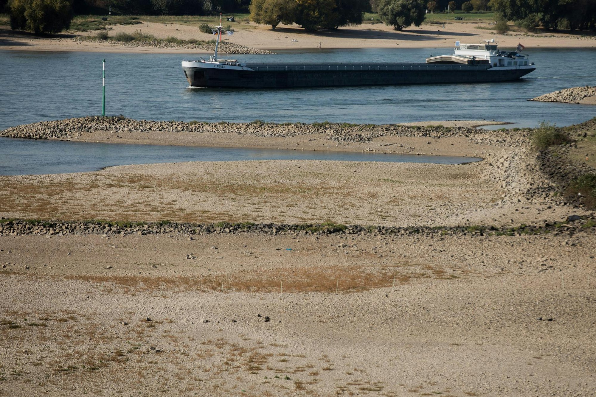 Schiff_Niedrigwasser_Rhein