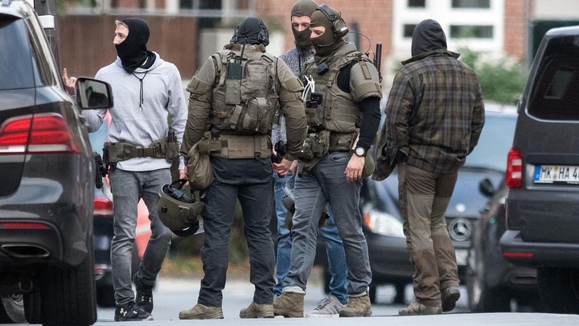 Spezialkräfte der Polizei stehen auf der Straße.