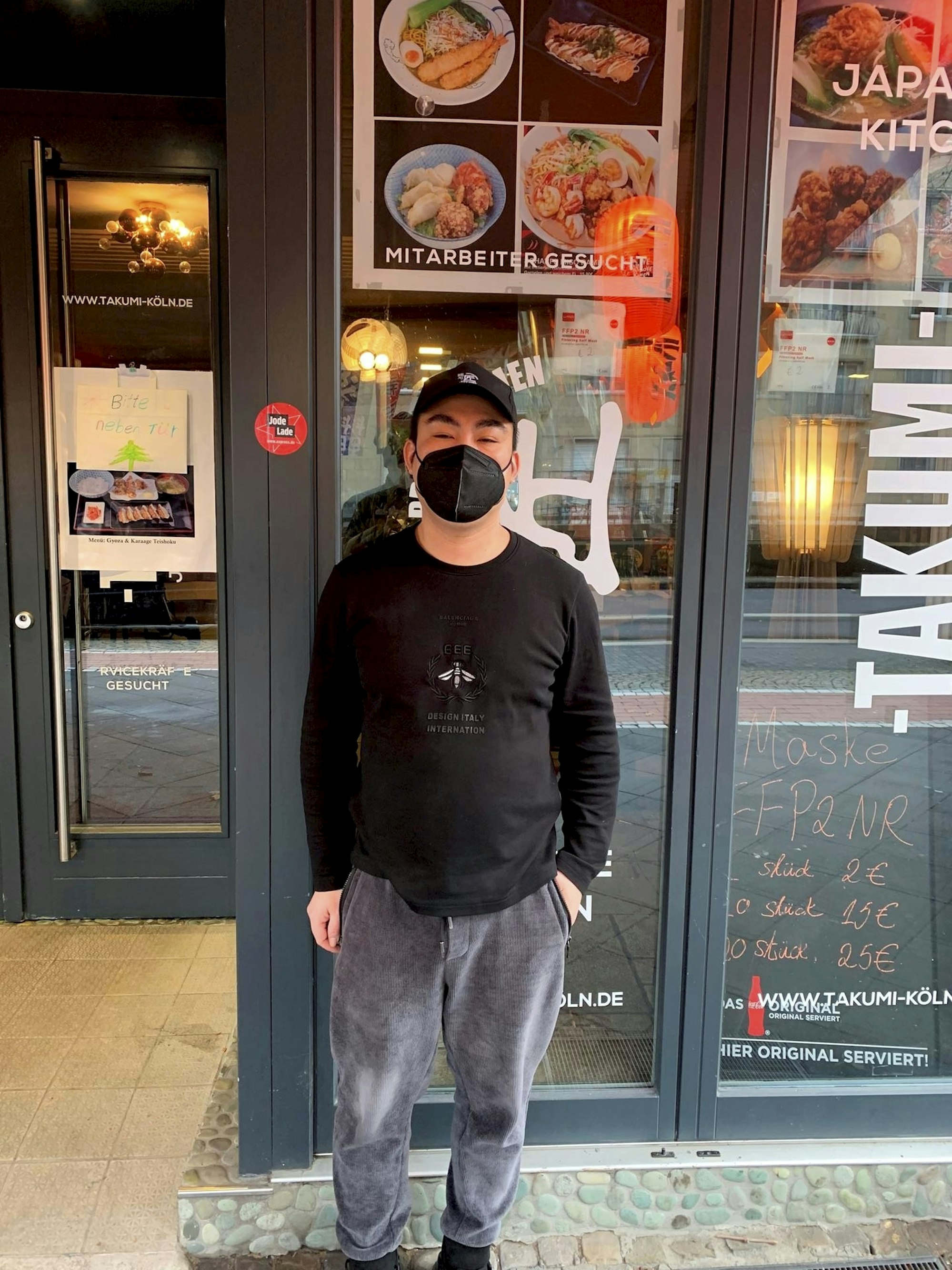 Inhaber Ya Xi Hu vor dem Jode-Lade-Siegel am Takumi in Köln.