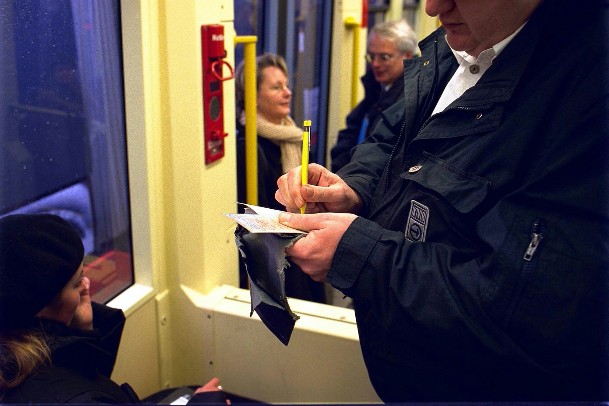Ein Kontrolleur der KVB in der Bahn