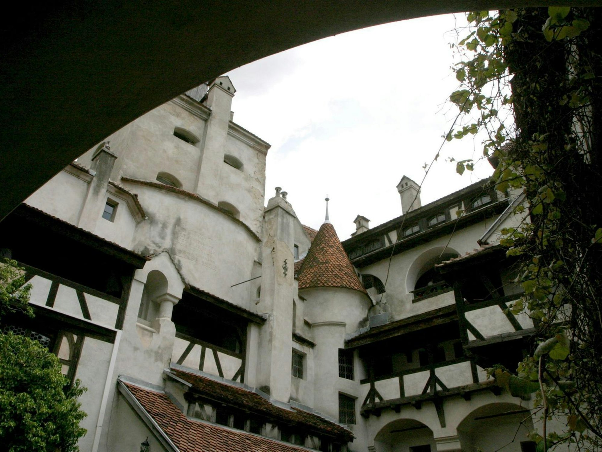 Der Innenhof von Schloss Bran – heute ein beliebtes Ziel für „Vampirtouristen“.