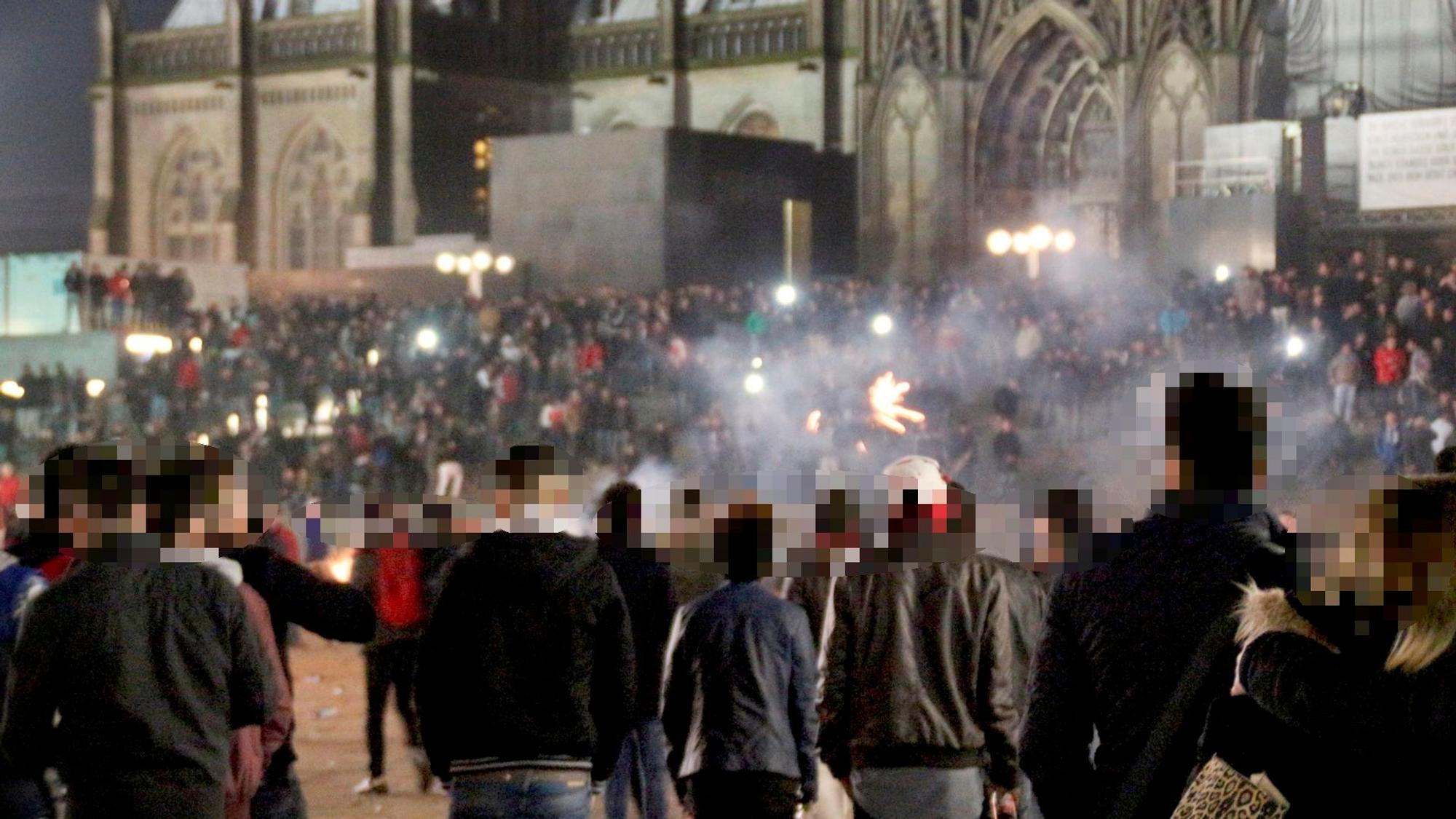 Das Foto wurde am 31. Dezember 2015 aufgenommen: Menschen stehen auf dem Vorplatz des Kölner Hauptbahnhofs.