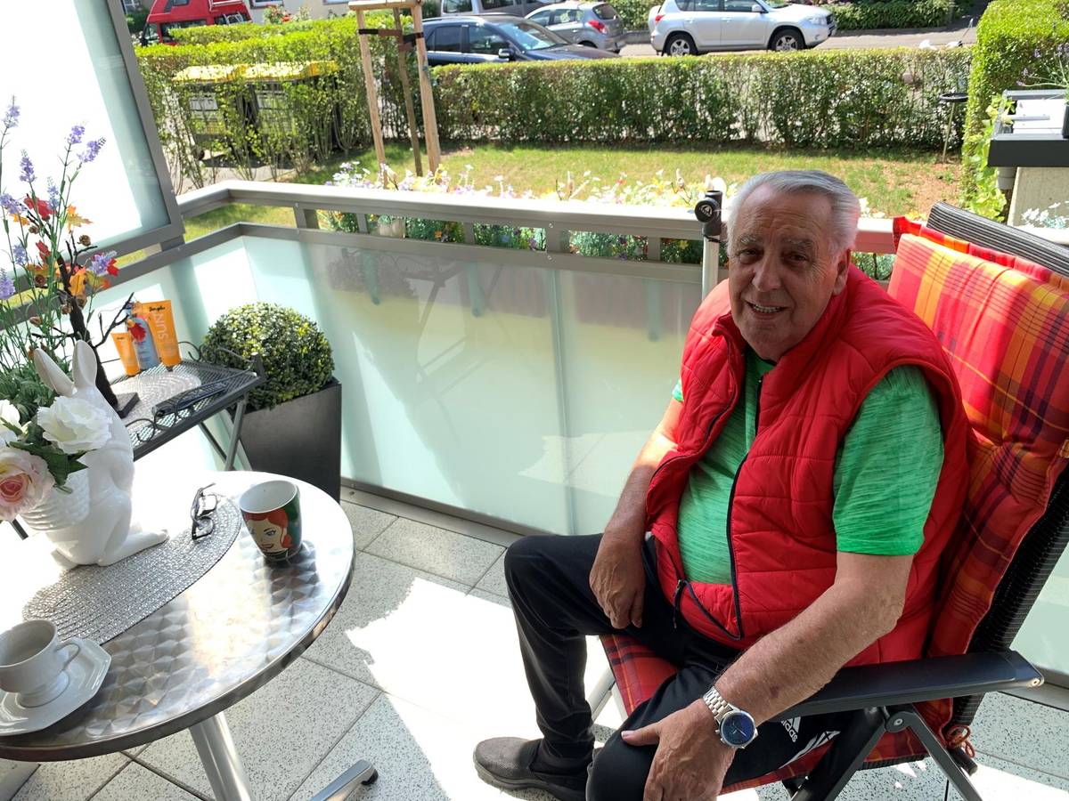 Fred Fussbroich sitzt auf seinem Balkon