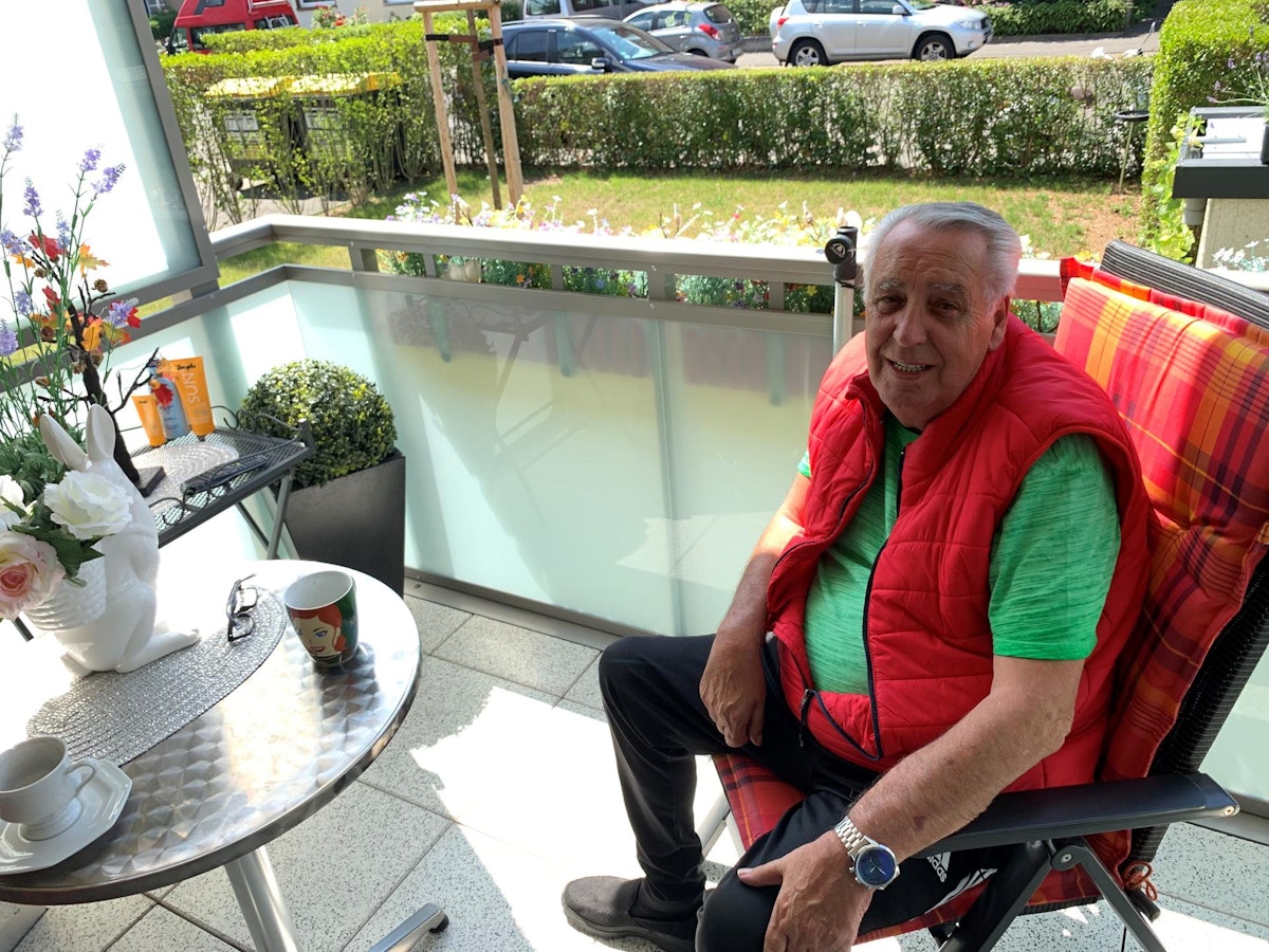 Fred Fussbroich sitzt auf seinem Balkon