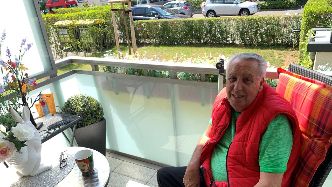 Fred Fussbroich sitzt auf seinem Balkon
