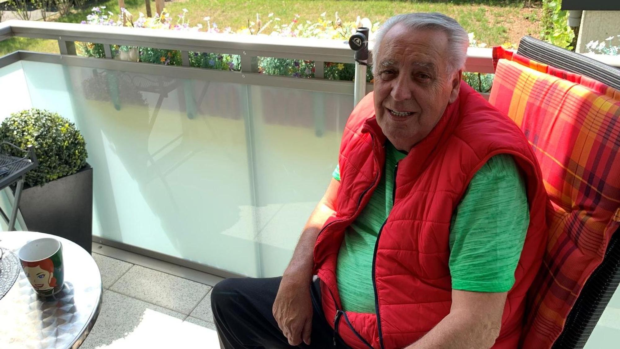 Fred Fussbroich sitzt auf seinem Balkon