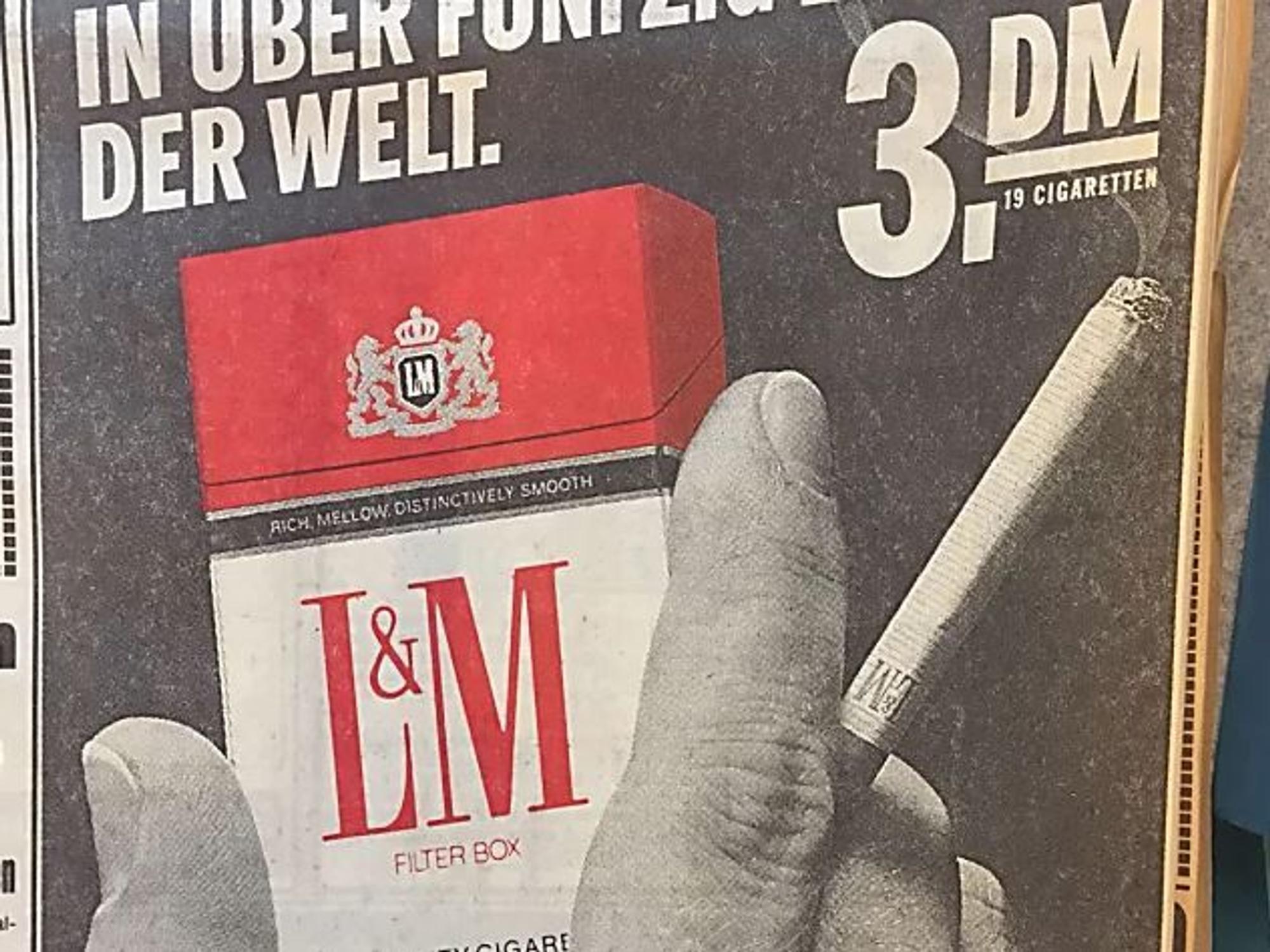 Das Foto zeigt Zigaretten-Werbung aus dem Jahr 1982