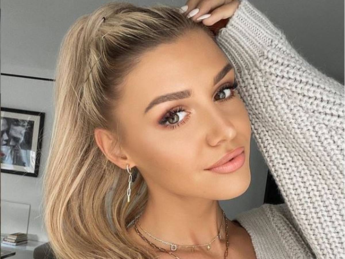 Influencerin Gerda Lewis lächelt in die Selfie-Kamera.