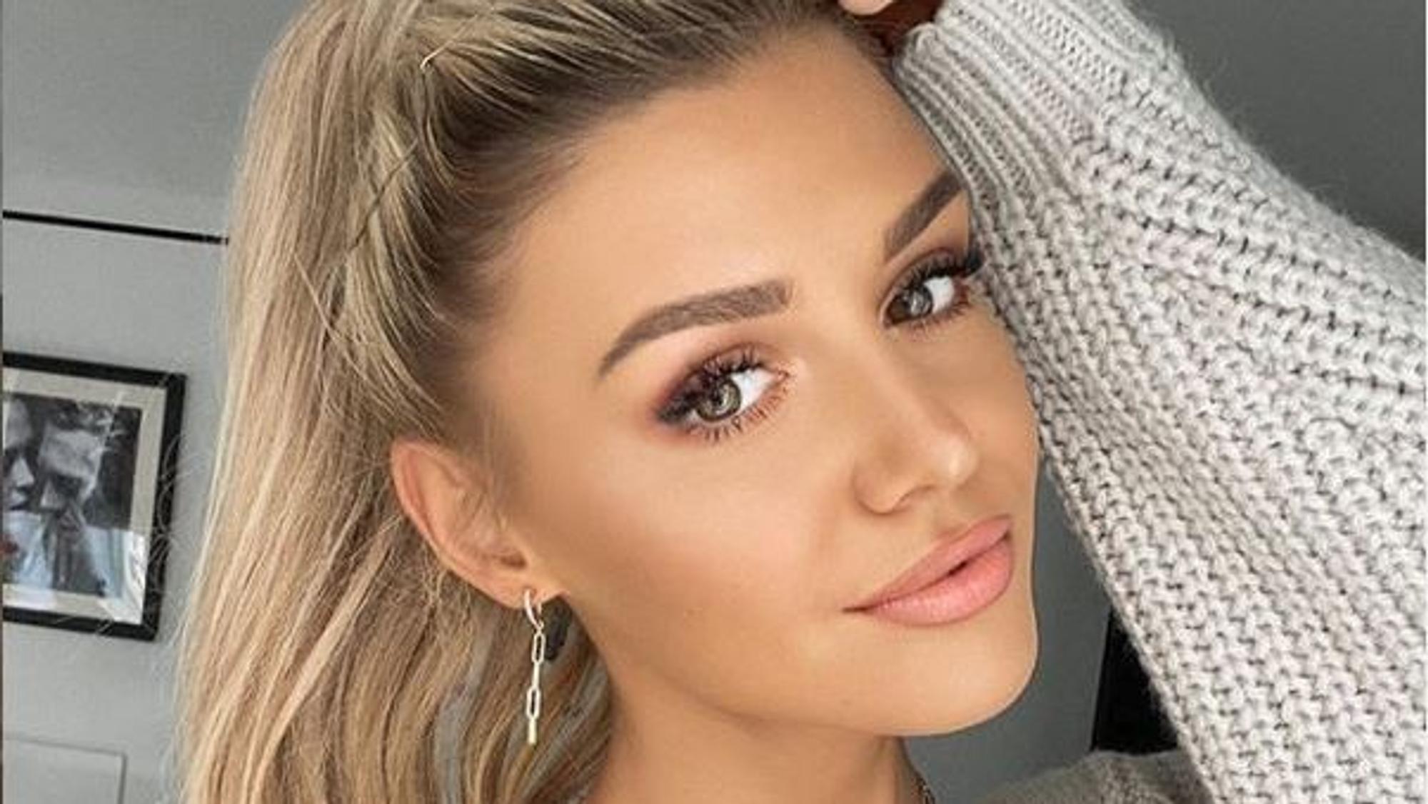Influencerin Gerda Lewis lächelt in die Selfie-Kamera.