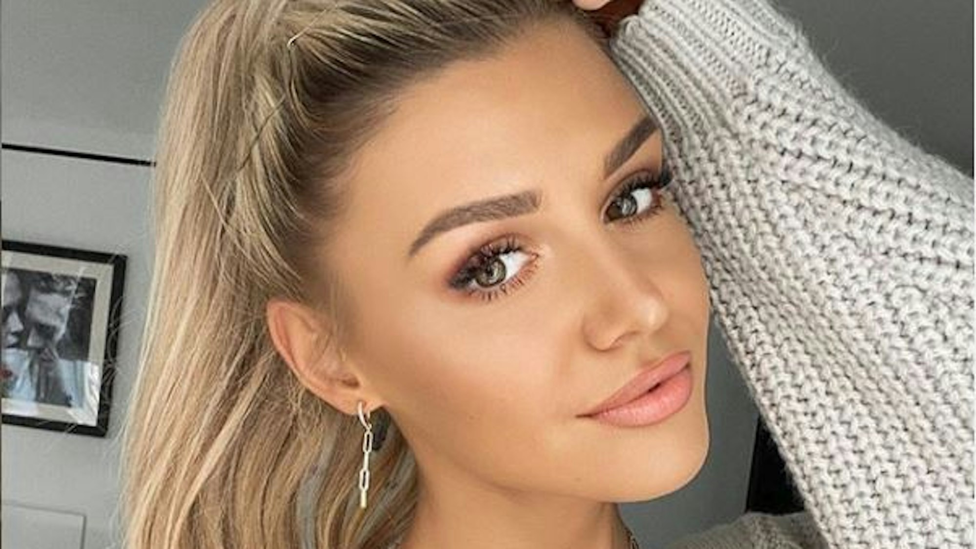 Influencerin Gerda Lewis lächelt in die Selfie-Kamera.