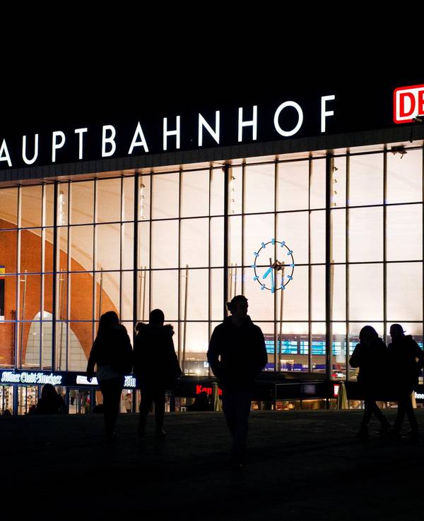 Kölner Hauptbahnhof in der Dunkelheit.