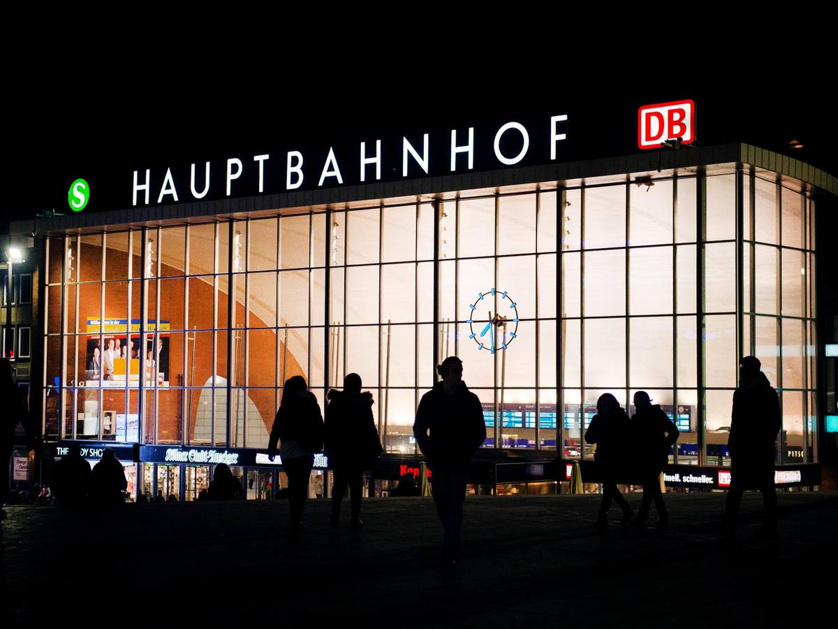 Kölner Hauptbahnhof in der Dunkelheit.