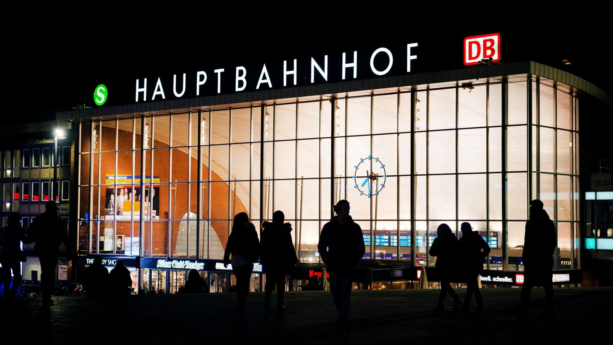 Kölner Hauptbahnhof in der Dunkelheit.
