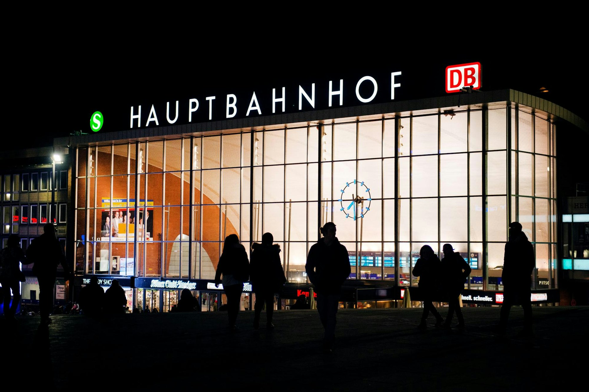 Der Kölner Hauptbahnhof bei Nacht.