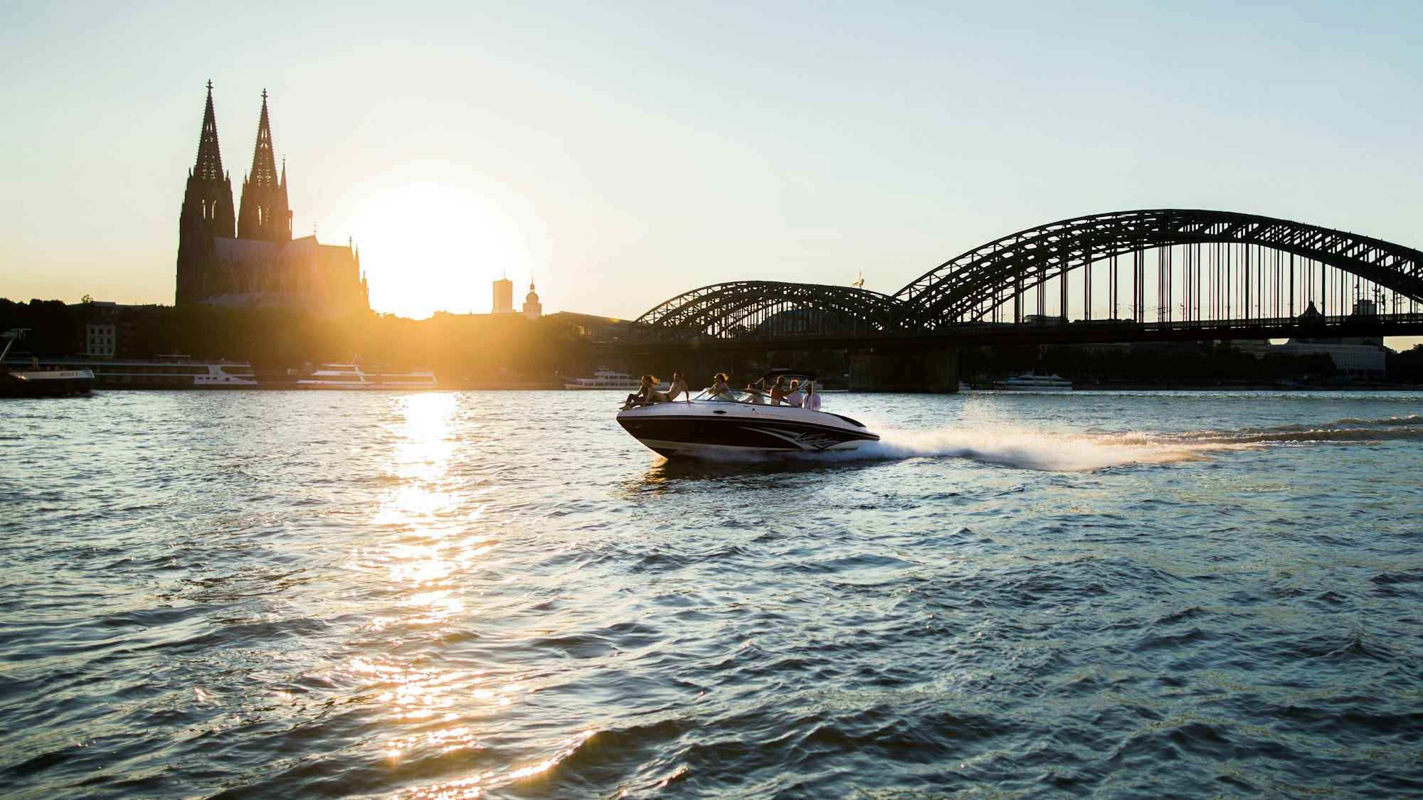 Ein Boot düst über den Rhein.