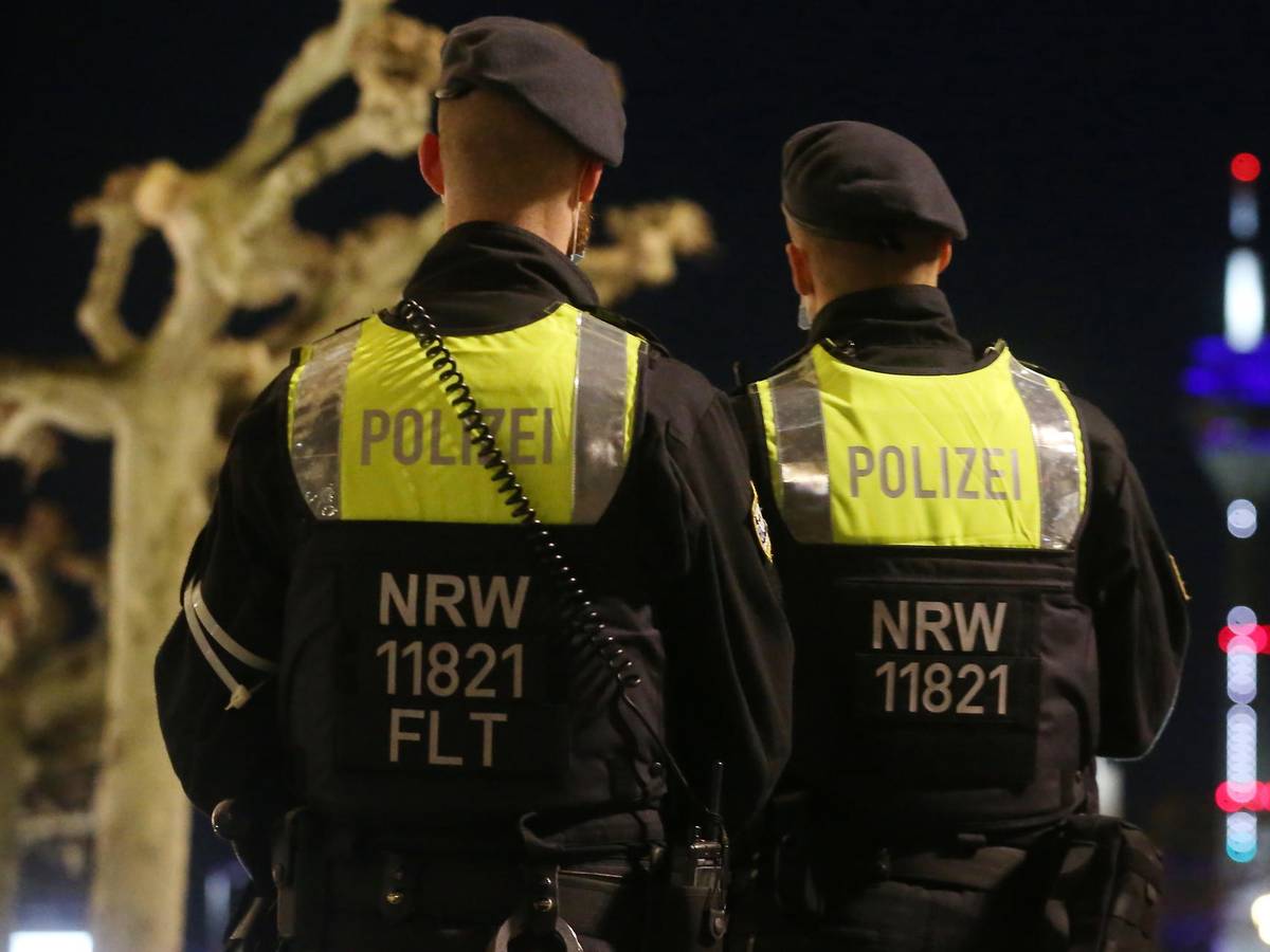 Offenbar bei einer Auseinandersetzung zwischen zwei Gruppen wurde ein 17-Jähriger in Düsseldorf lebensgefährlich verletzt.