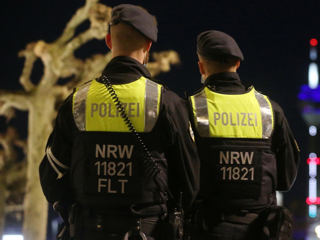 Offenbar bei einer Auseinandersetzung zwischen zwei Gruppen wurde ein 17-Jähriger in Düsseldorf lebensgefährlich verletzt.