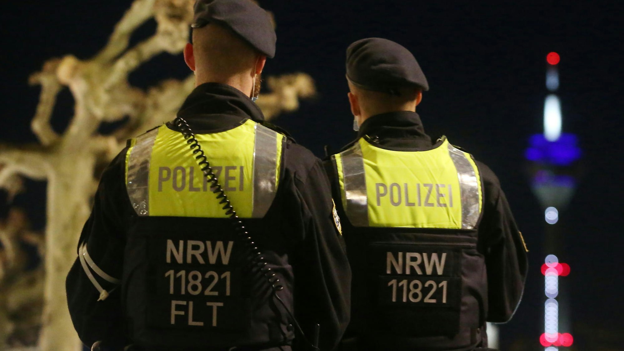 Offenbar bei einer Auseinandersetzung zwischen zwei Gruppen wurde ein 17-Jähriger in Düsseldorf lebensgefährlich verletzt.