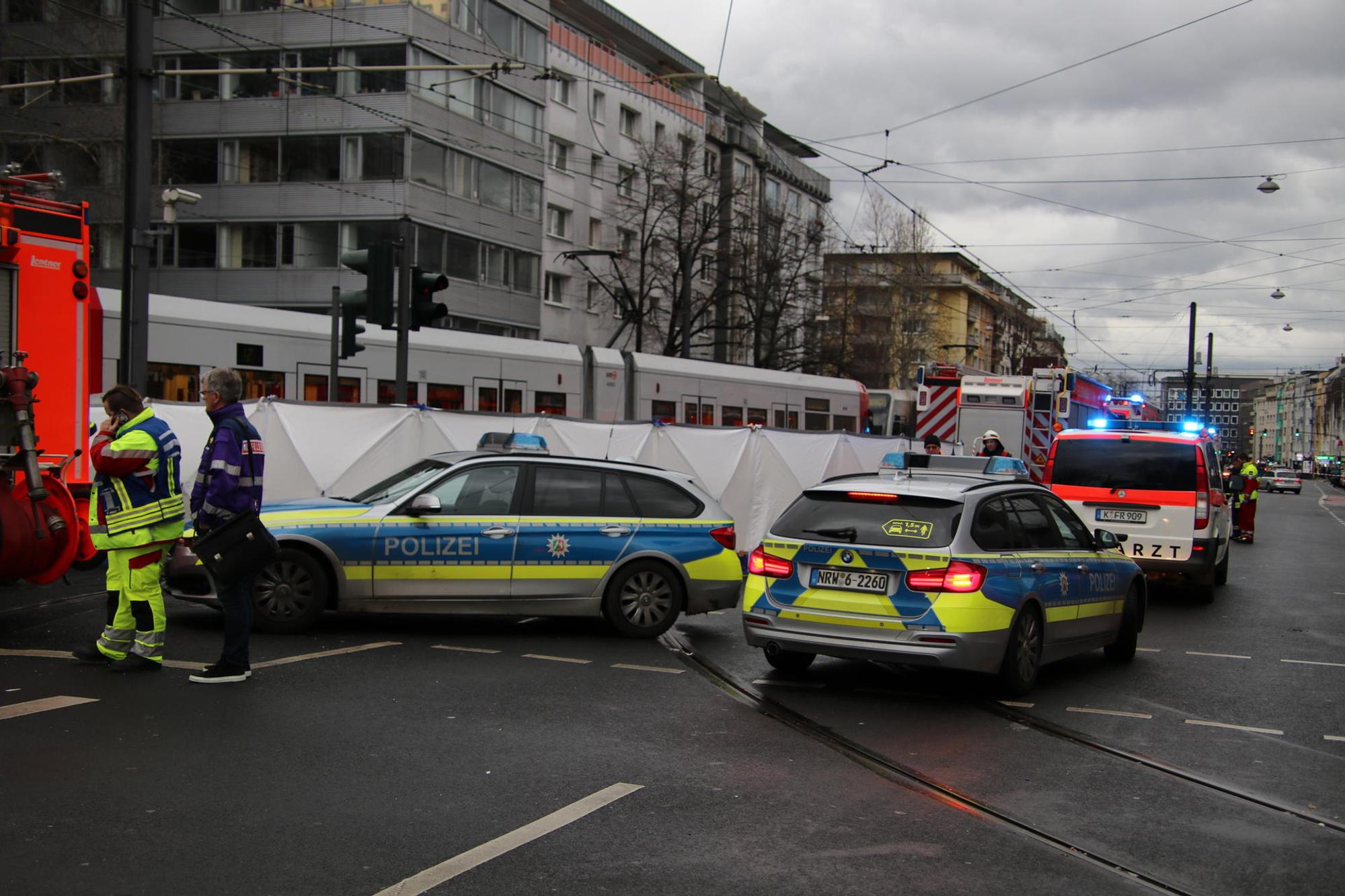 Der Unfallort: Einsatzkräfte stellten Sichtschutz auf.