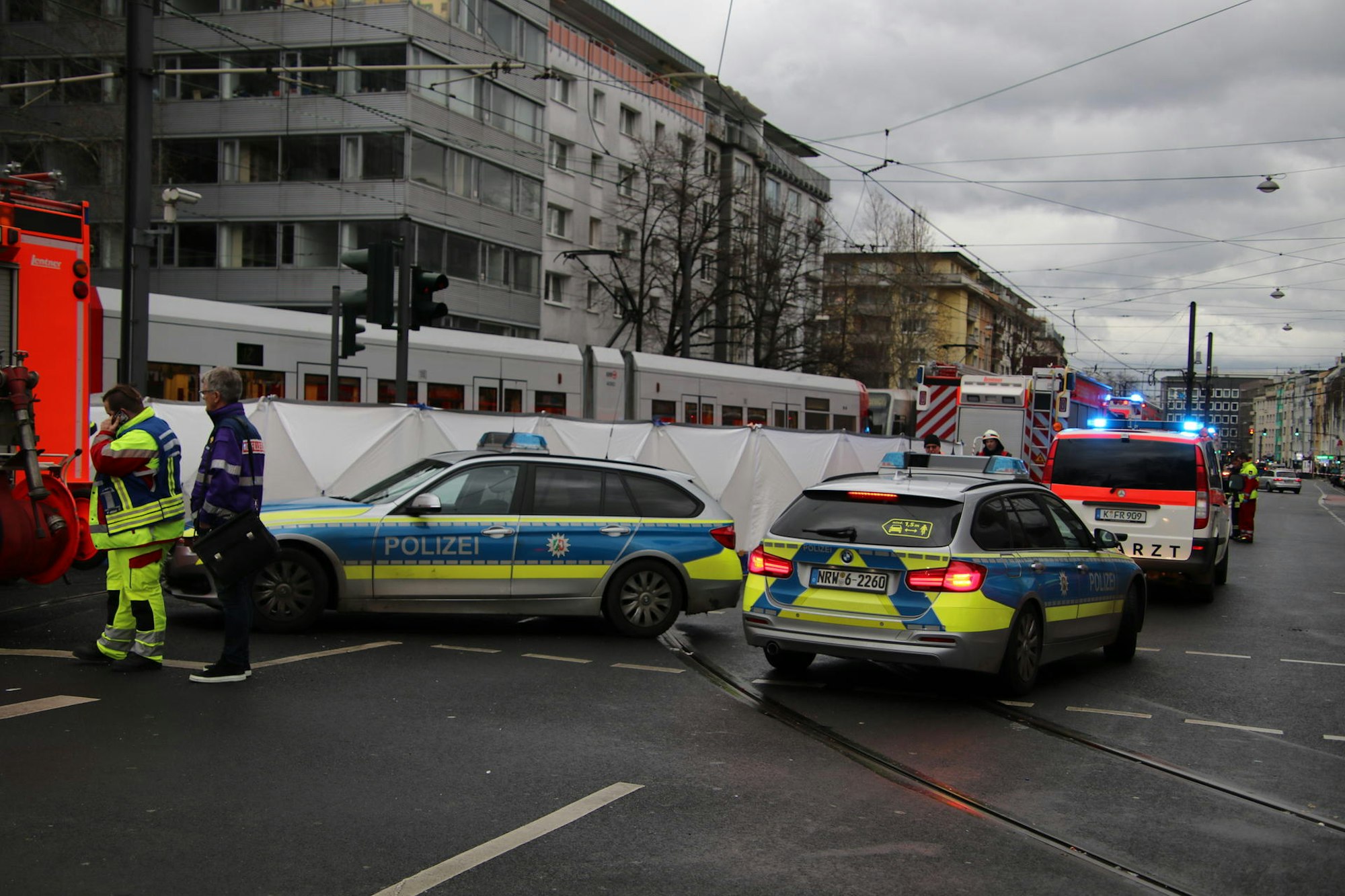 Der Unfallort: Einsatzkräfte stellten Sichtschutz auf.