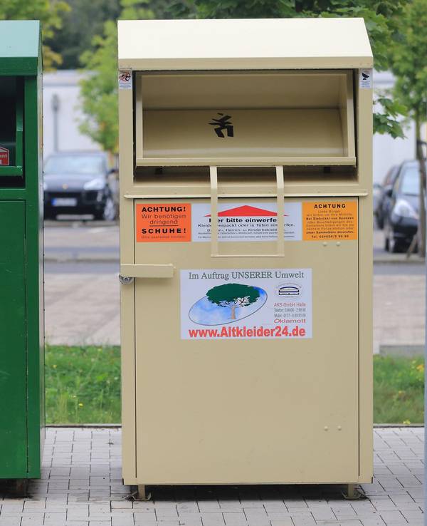 Zwei Altkleidercontainer stehen nebeneinander.