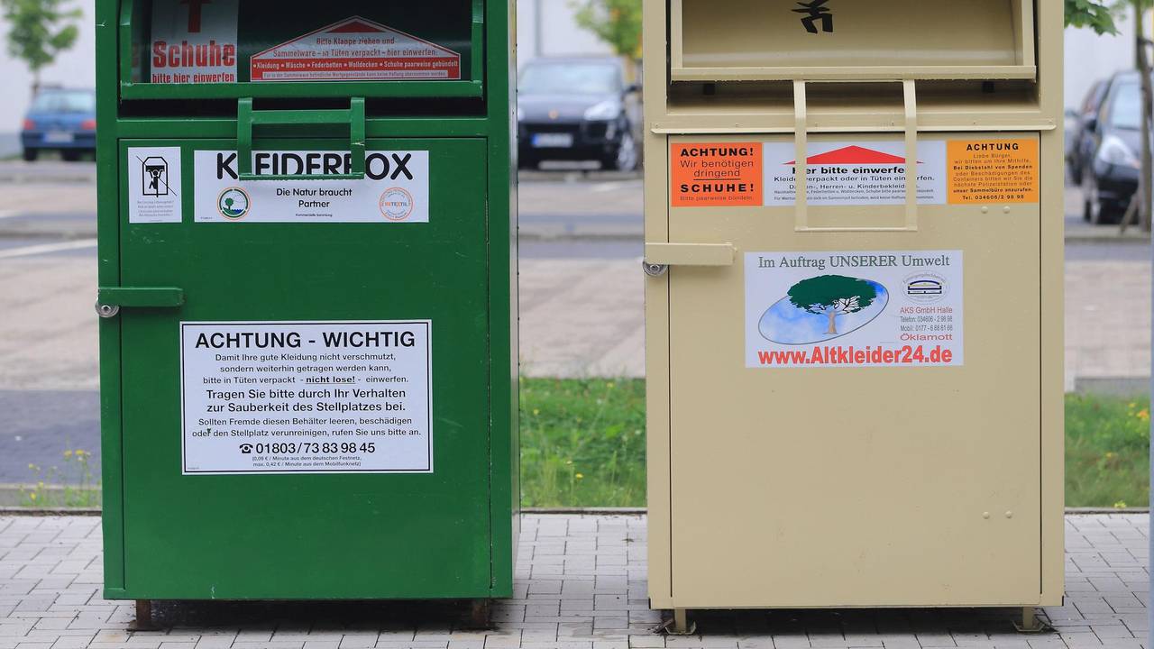 Zwei Altkleidercontainer stehen nebeneinander.