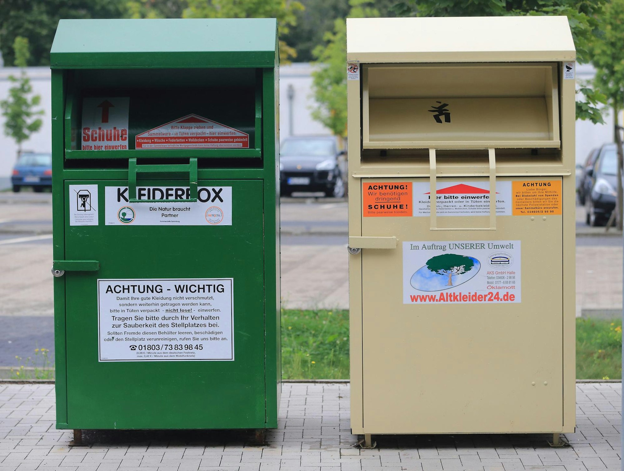 Zwei Altkleidercontainer stehen nebeneinander.