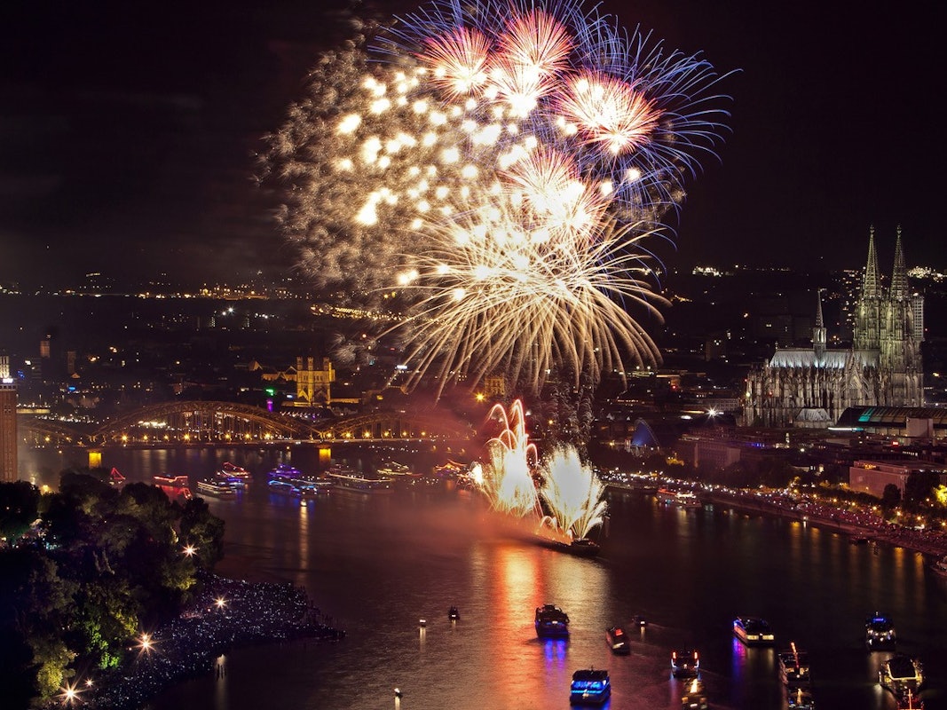 Feuerwerk über dem Rhein mit Blick auf den Dom.