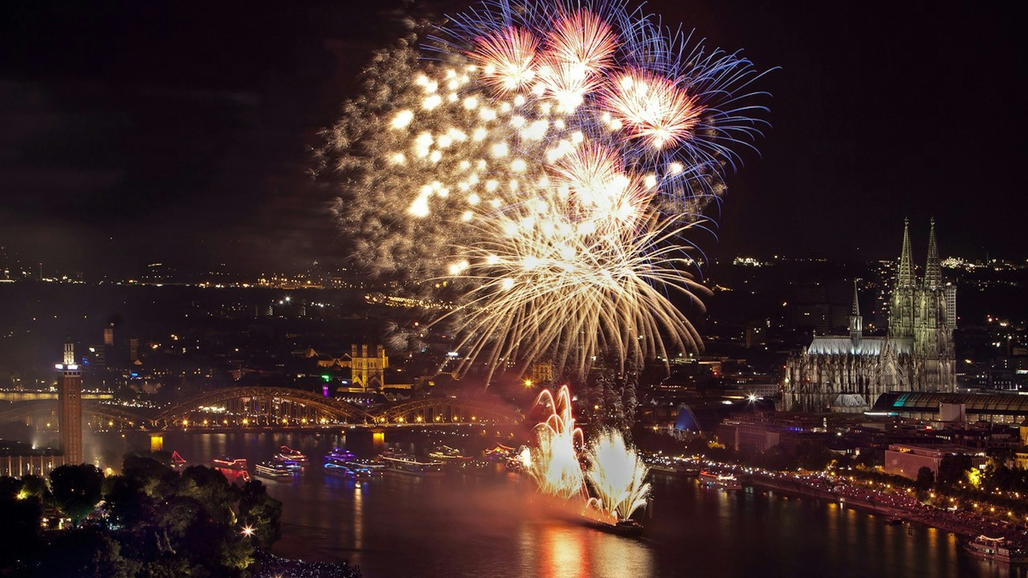 Feuerwerk über dem Rhein mit Blick auf den Dom.