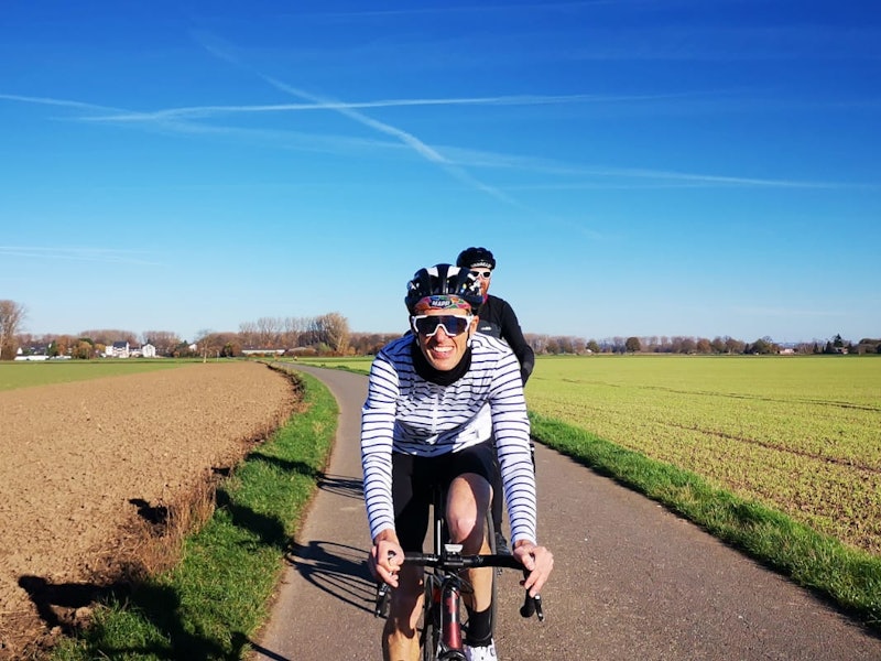 Rennradfahrer auf dem Rennrad in Köln
