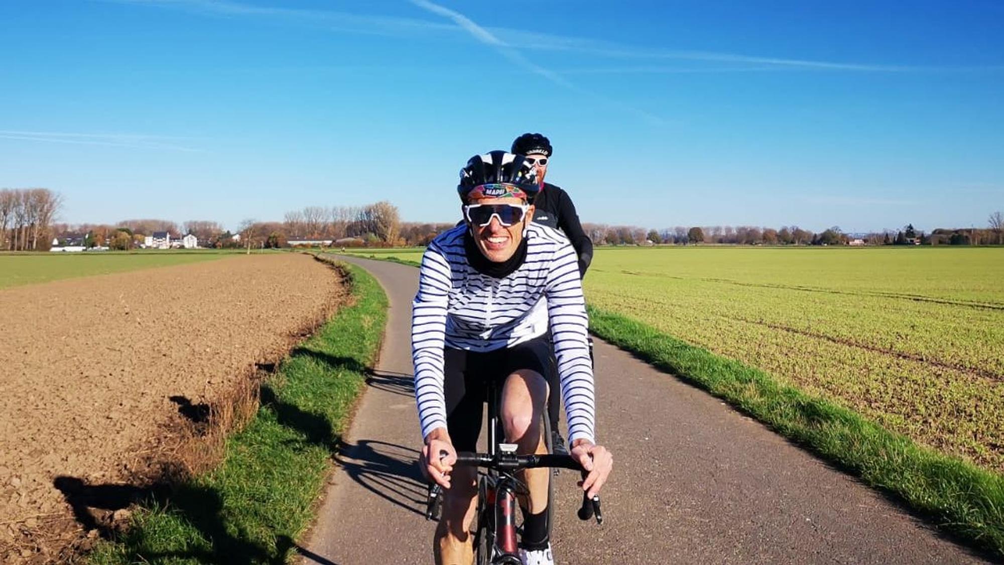 Rennradfahrer auf dem Rennrad in Köln