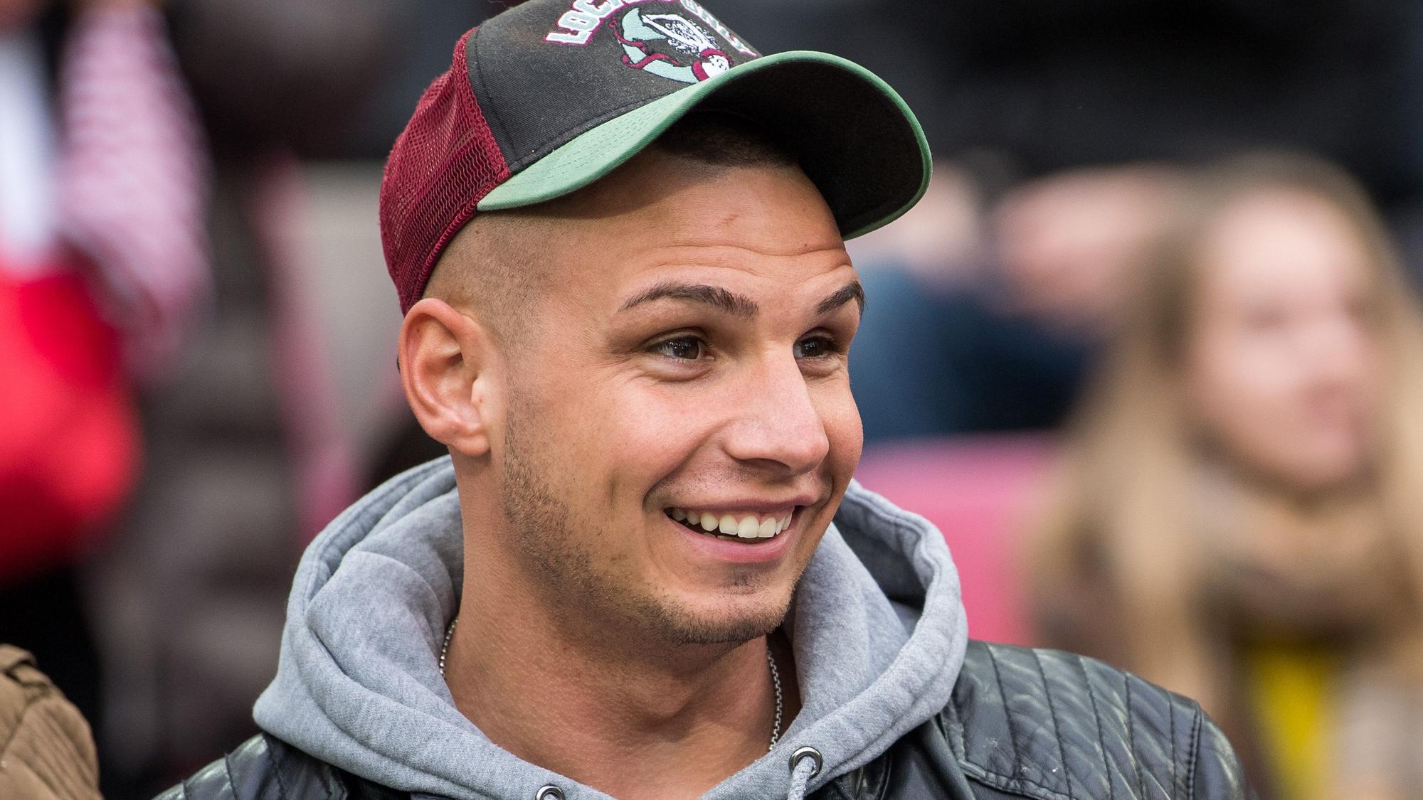 Pietro Lombardi sieht man immer mit Kappe: Doch die Haare gehen ihm nicht aus. Nun hat er verraten, weshalb er immer eine Kopfbedeckung trägt. Unser Archivbild wurde 2016 in Köln gemacht.