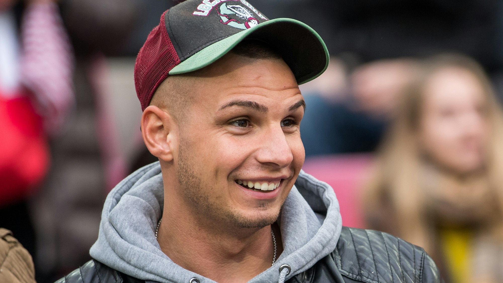 Pietro Lombardi sieht man immer mit Kappe: Doch die Haare gehen ihm nicht aus. Nun hat er verraten, weshalb er immer eine Kopfbedeckung trägt. Unser Archivbild wurde 2016 in Köln gemacht.