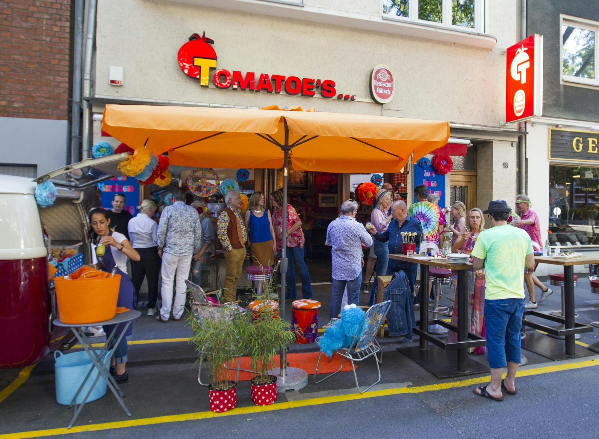 Geburtstagsgäste von Frank Schätzing vorm Lokal Tomatoes