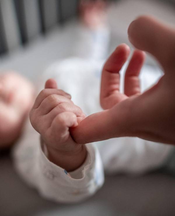 Unser Symbolbild zeigt ein Baby 2021. Bei Amazon gibt es jetzt einen Rückruf für Babyspielzeug.