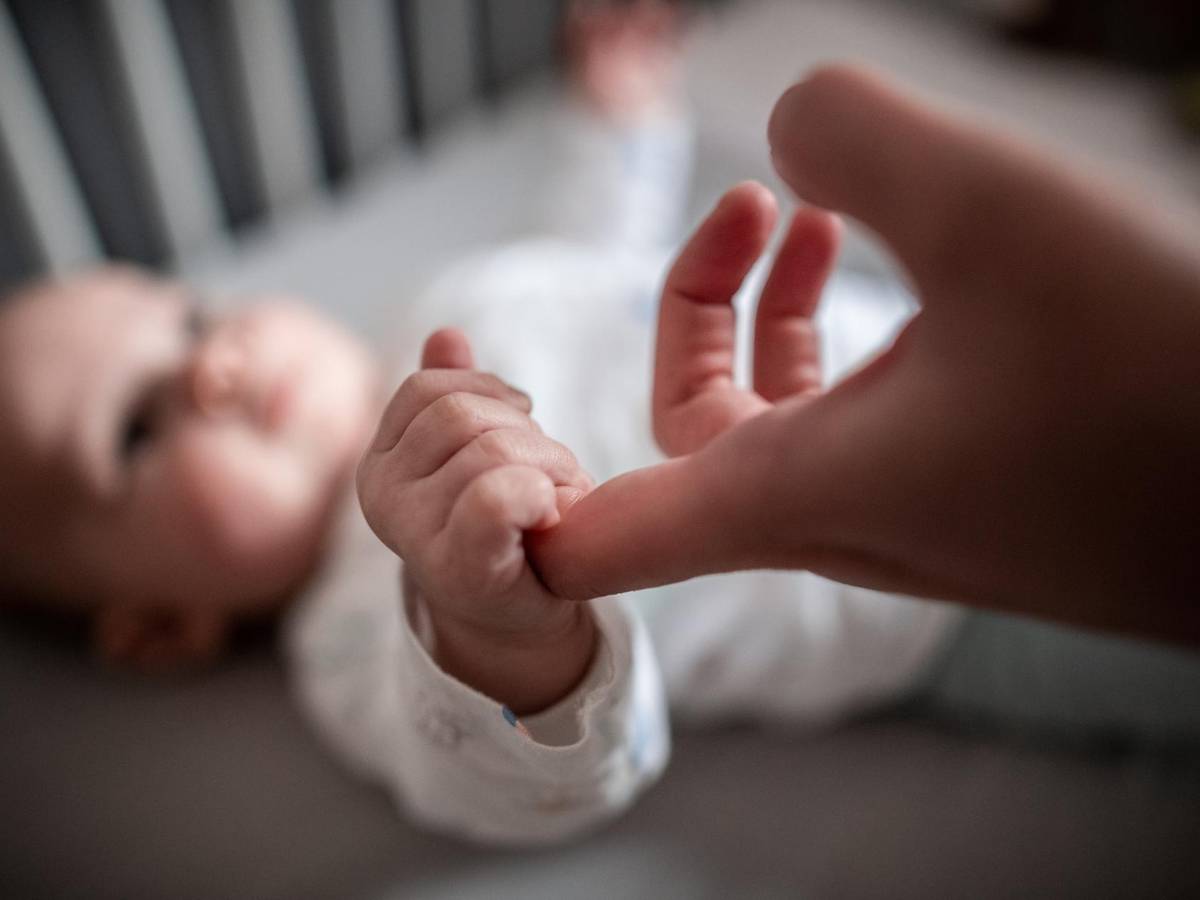Baby hält die Hand