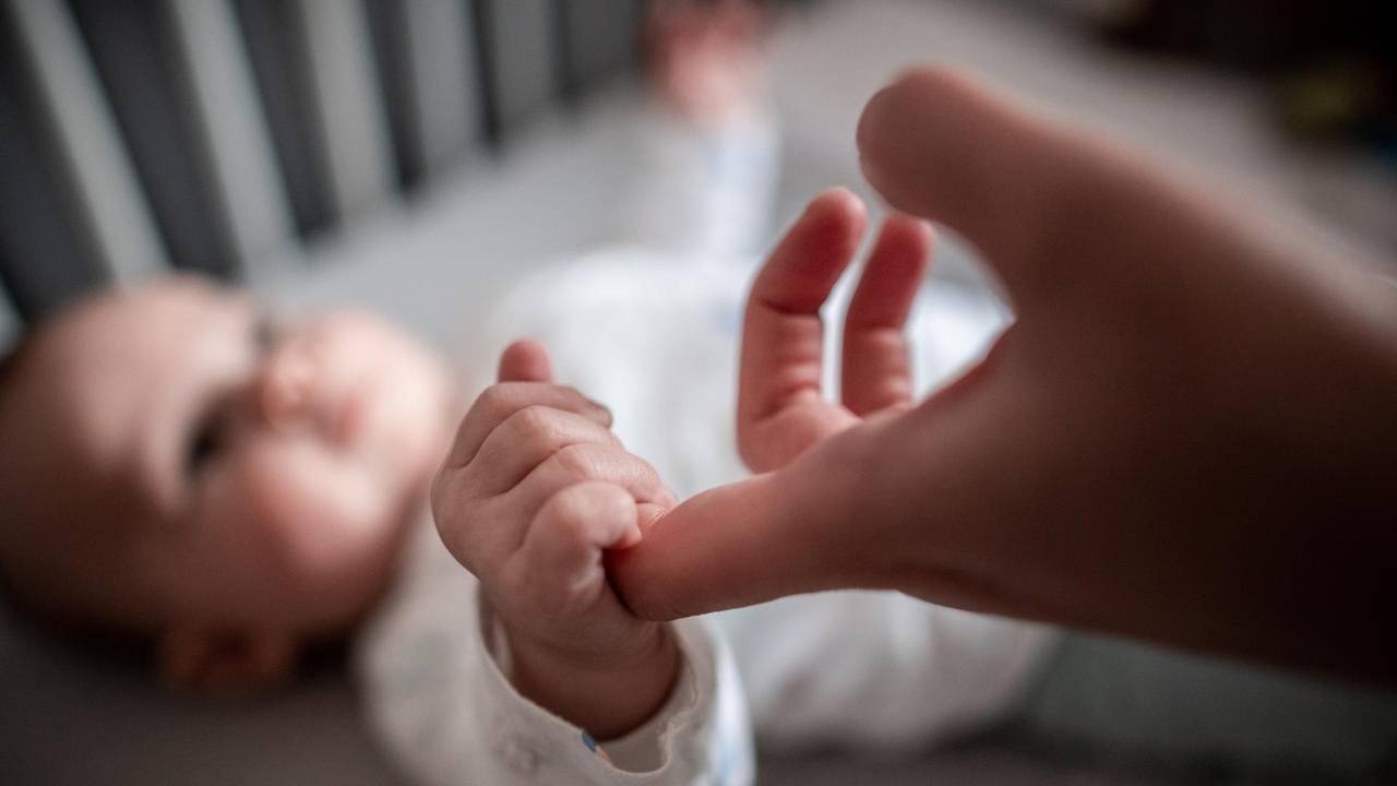 Unser Symbolbild zeigt ein Baby 2021. Bei Amazon gibt es jetzt einen Rückruf für Babyspielzeug.