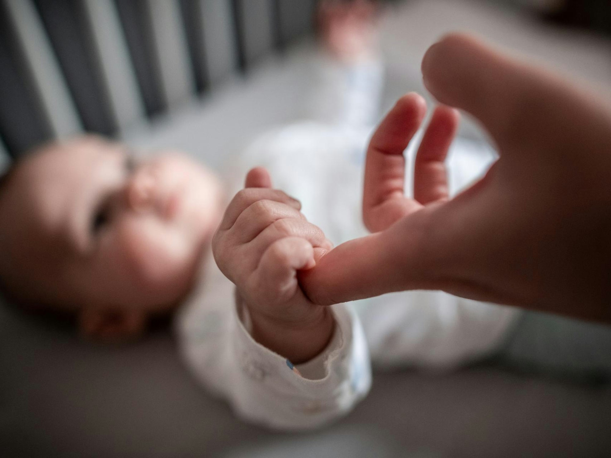 Unser Symbolbild zeigt ein Baby 2021. Bei Amazon gibt es jetzt einen Rückruf für Babyspielzeug.