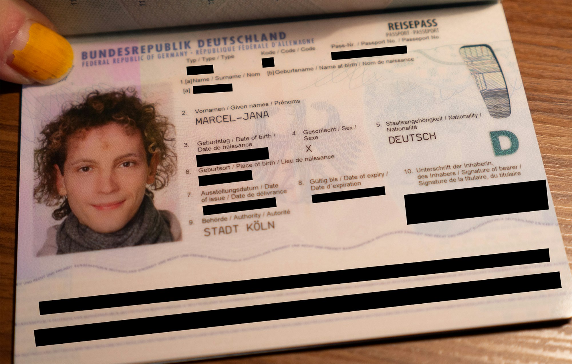 Ausweis_geschwaerzt (002)