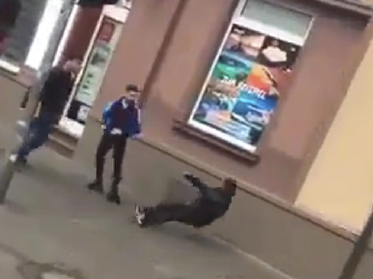 Ein Obdachloser kippt nach hinten, nachdem er von einem der beiden Jugendlichen getreten worden war.