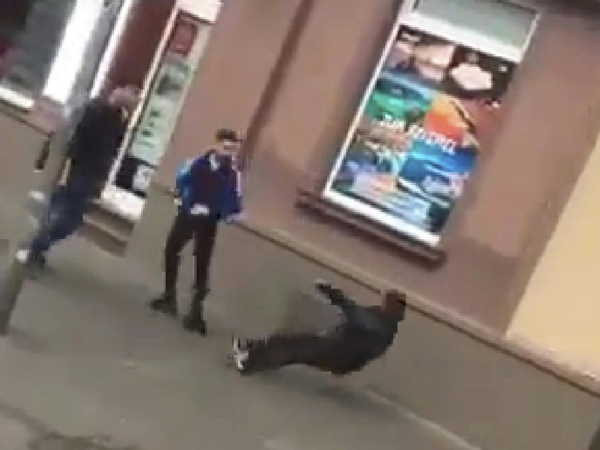 Jean-Pierre kippt nach hinten und schlägt kurz darauf auf dem Boden auf.